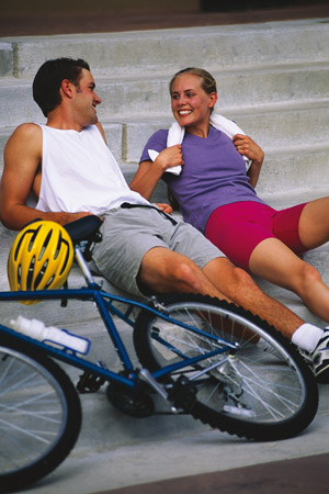 Hombre y mujer haciendo deporte