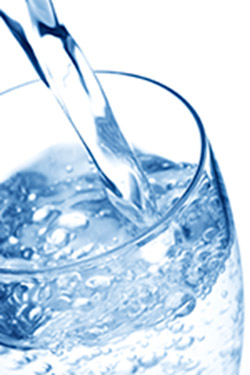 vaso de agua para ingerir suplementos