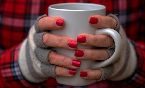 Manos sujetando taza de café