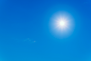 Sol en cielo azul