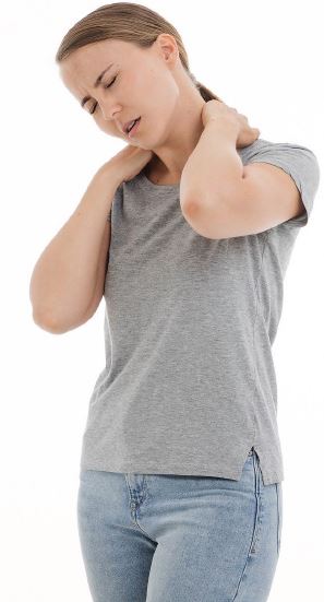 Mujer con dolor en la parte inferior del cuello