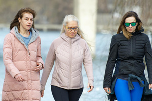 Tres mujeres caminando. para explicar suplementos alimenticios para muejres