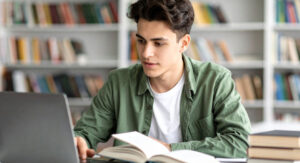 Chico estudiando para examen