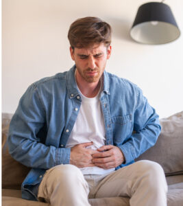 HOmbre con dolor abadominal